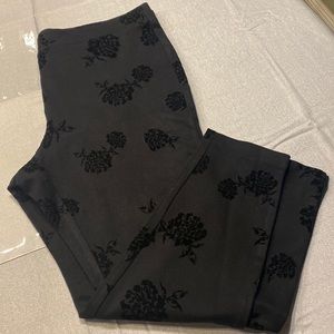 Woman’s Style & Co black flower legging  20W